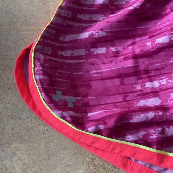 Women’s Under Armour shorts size medium - Picture 3 of 6